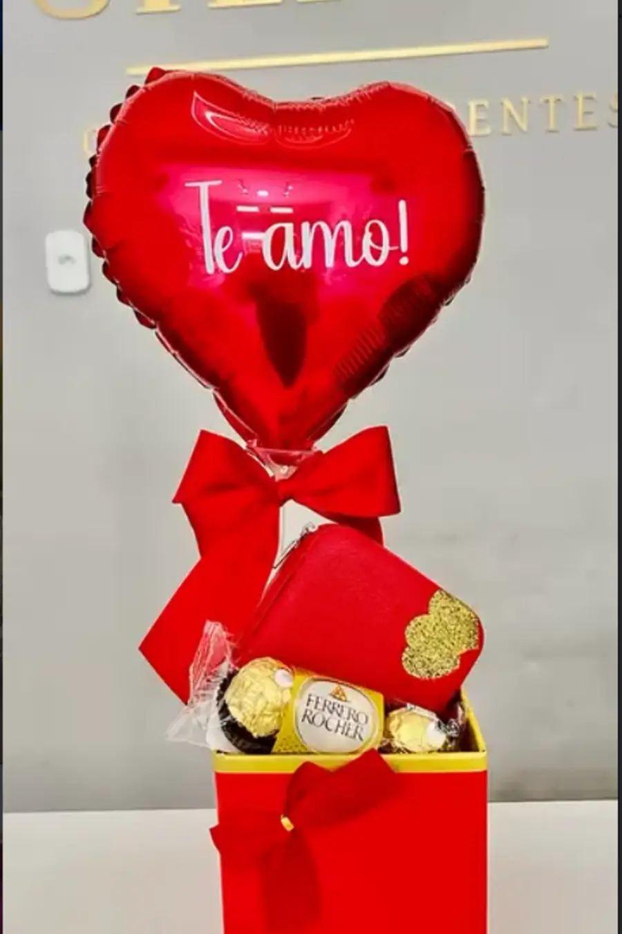 Presente com balão romântico