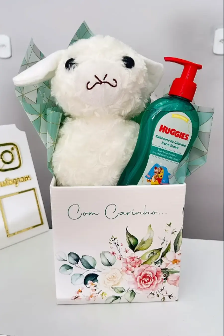 Cesta delicada com gatinho de pelúcia