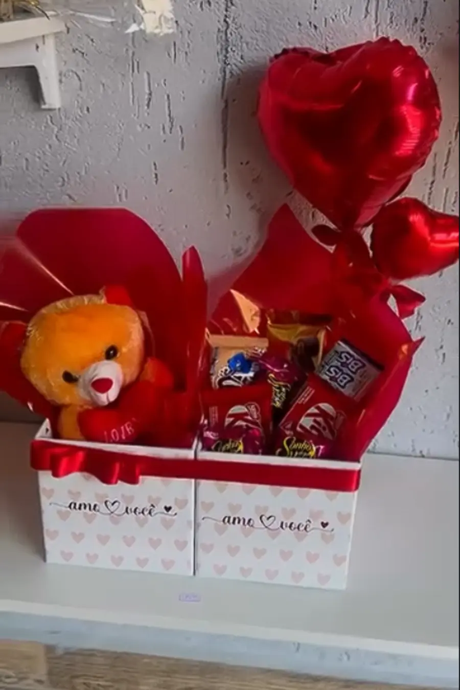 Cesta romântica com balão e chocolates