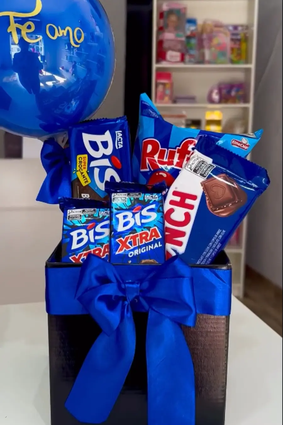 Box azul com chocolates e balão
